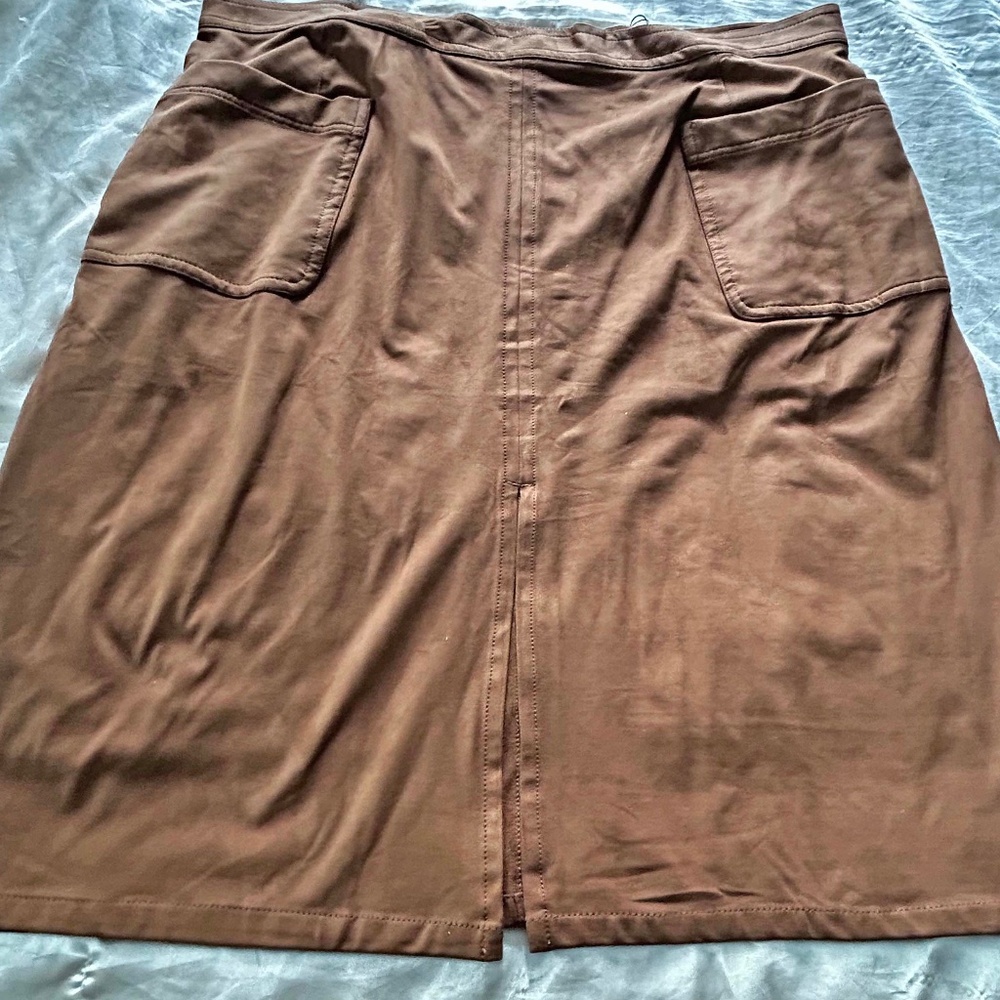FAUX SUEDE SKIRT, TOFFEE, SIZE 24, BACK ZIPPER, FRONT POCKETS, FRONT SLIT, FEELS